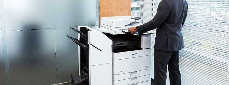 printer trabajando con nuevos cartuchos de toner y tinta