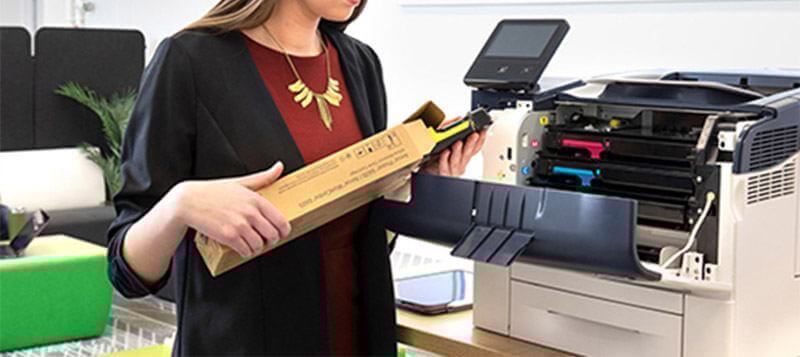printer trabajando con nuevos cartuchos de toner y tinta